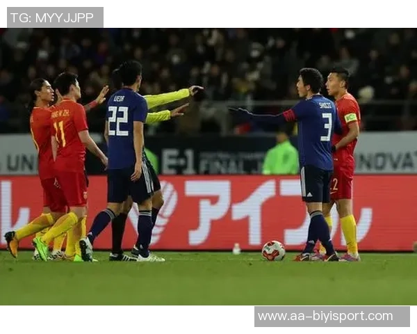 张琳芃与林加德场上冲突激烈主裁判果断出示黄牌警告两人