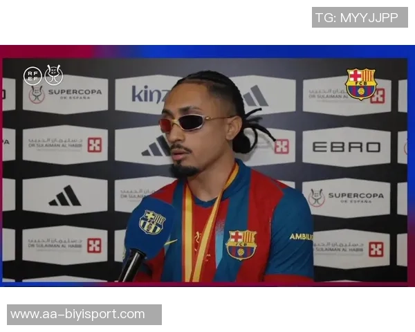 拉菲尼亚赛后感动跪地与弗里克深情相拥庆祝夺冠荣耀 拉菲尼亚赛后感动跪地与弗里克深情相拥庆祝夺冠荣耀