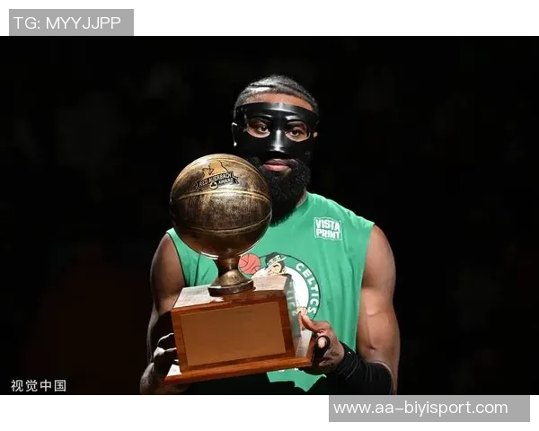 杰伦布朗首节火力全开半场表现出色砍下16分助球队稳住局势