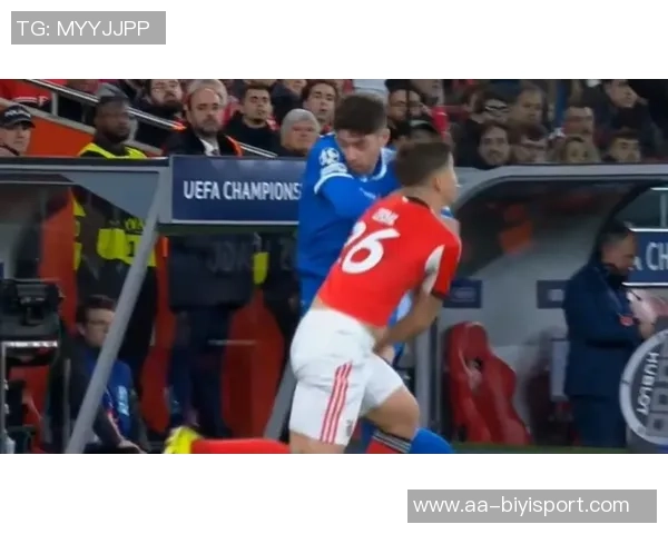 曼奇尼比赛中再施奇招挑衅对手摸臀飞吻引发对方一笑置之 曼奇尼比赛中再施奇招挑衅对手摸臀飞吻引发对方一笑置之