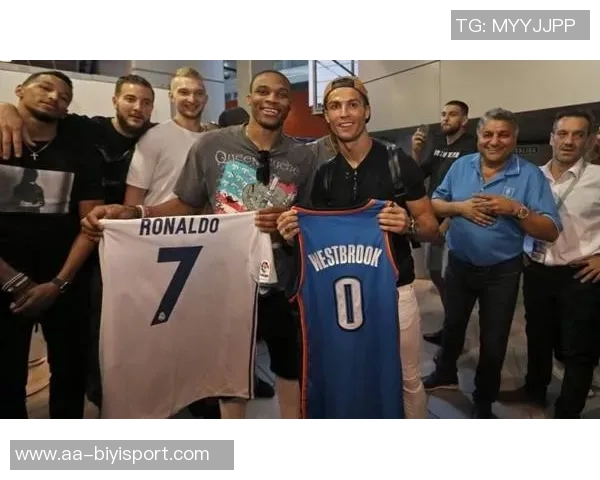 特朗普白宫新风尚与C罗合影高调挂墙引发热议 特朗普白宫新风尚与C罗合影高调挂墙引发热议